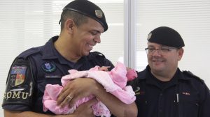 guardas-municipais de barueri salvam-bebe
