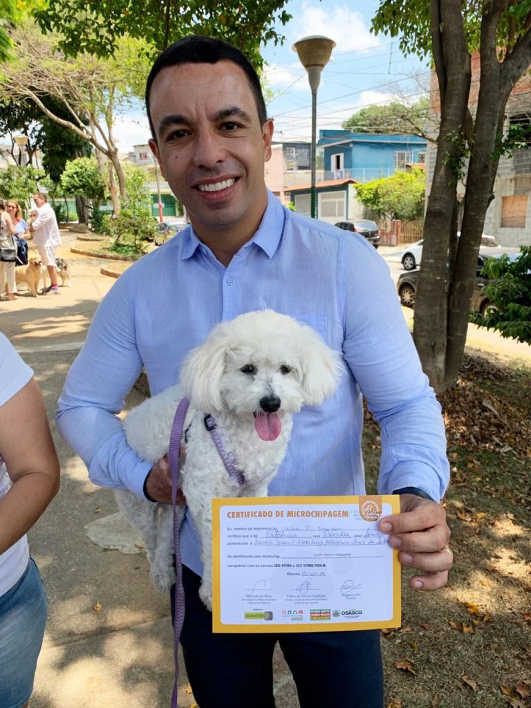 Osasco inicia colocação de microchip em cães e gatos pela Vila Yolanda