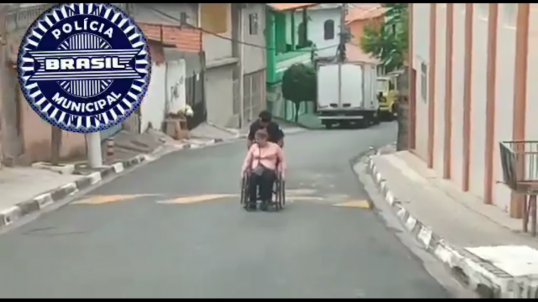 Vídeo de GCM de Carapicuíba ajudando cadeirante a descer ladeira viraliza