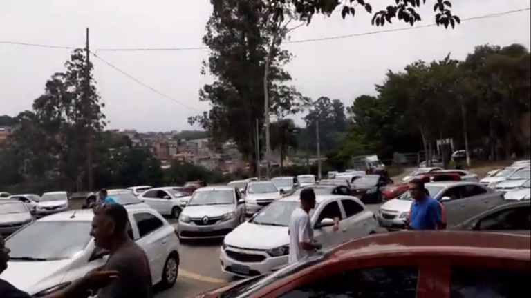 Motoristas de aplicativo fazem manifestação em Carapicuíba após morte de colega