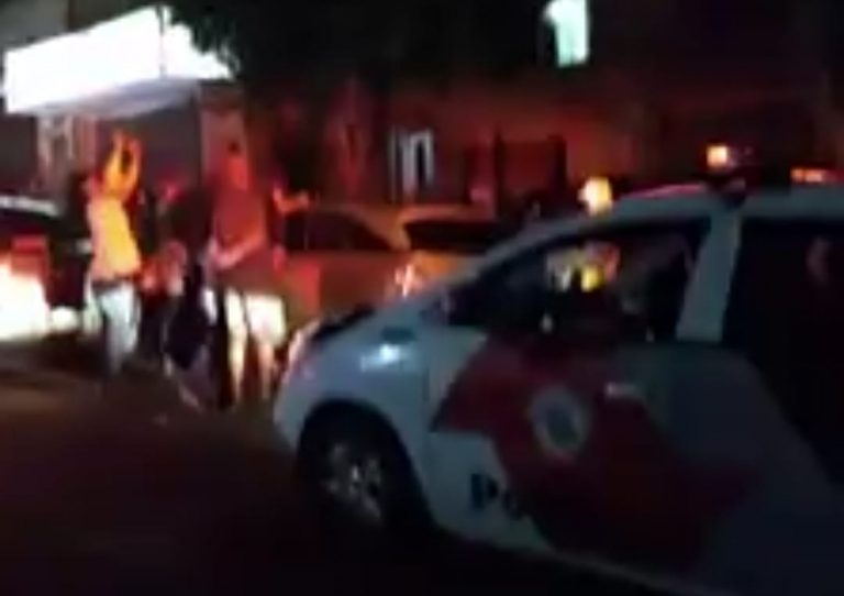 Vídeo: vizinhos aplaudem volta de criança desaparecida para a casa em Carapicuíba