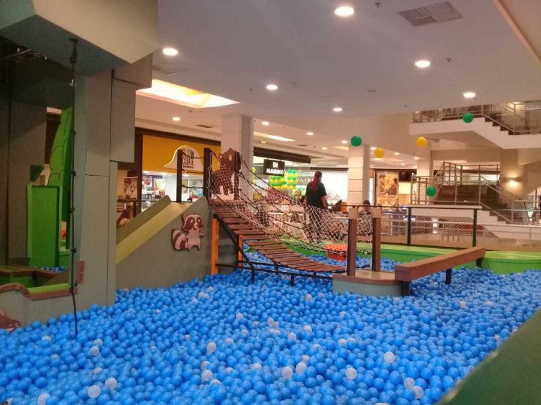 Atração em shopping de Osasco tem piscina com 150 mil bolinhas