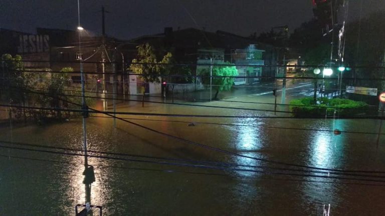 Com forte chuva, segunda-feira começa caótica em Osasco e região