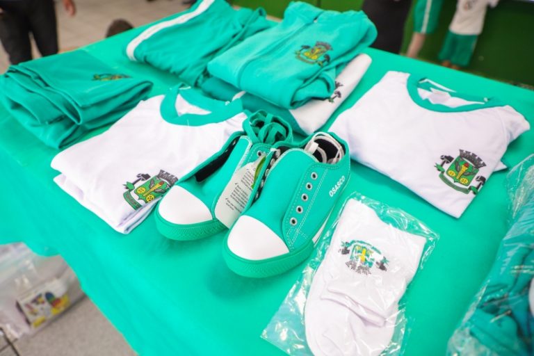 Alunos de Osasco começam a receber material e uniforme escolar