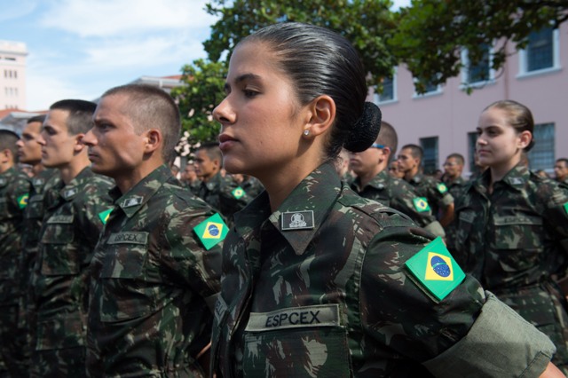 Serviço militar aberto às mulheres está em discussão no Senado – Jornal  Semanário