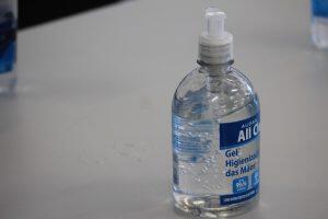 Loja de embalagens doa quase 2 mil unidades de álcool em gel para famílias de Barueri e Cotia