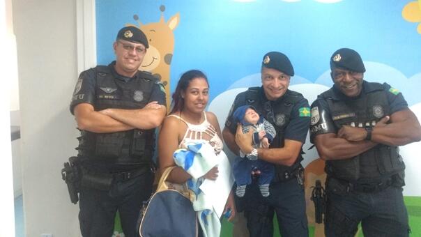 GCMs salvam vida de bebê engasgado em Carapicuíba