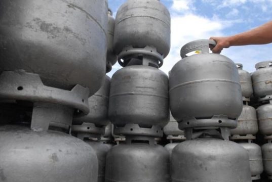Moradores reclamam da falta de gás de cozinha e preços abusivos em Carapicuíba, Osasco e região