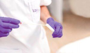 laboratório oferece exames a domicílio coronavírus
