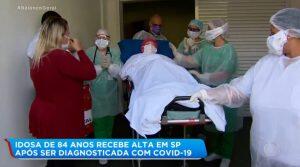 Idosa de 84 anos recuperada da covid-19 recebe alta sob aplausos em Cotia