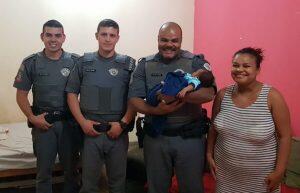 Policiais salvaram a vida de um bebê na madrugada da última quinta para sexta-feira em Osasco.