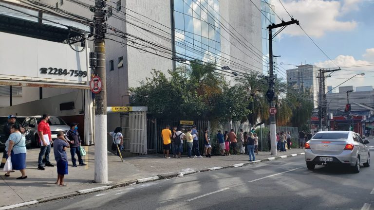 No Centro de Osasco, Caixa tem fila de dobrar quarteirão para saque do auxílio emergencial