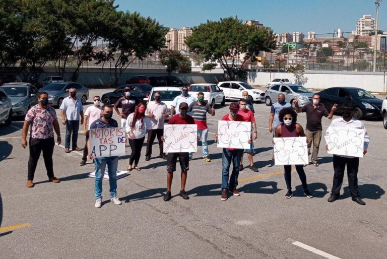 Com cartazes e palmas, motoristas de app homenageiam profissionais da saúde em Barueri