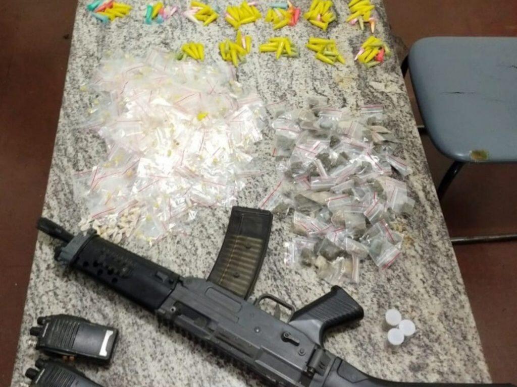 Traficante é preso com réplica de fuzil em Itapevi