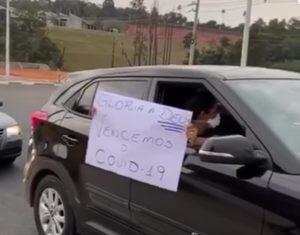 Casal de Cotia vence coronavírus e recebe comemoração na estrada