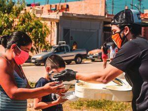 ONG distribui marmitas para moradores de rua em Osasco e SP