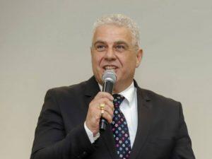 Paulo Contim teve alta hospitalar e se recupera da covid-19 em casa