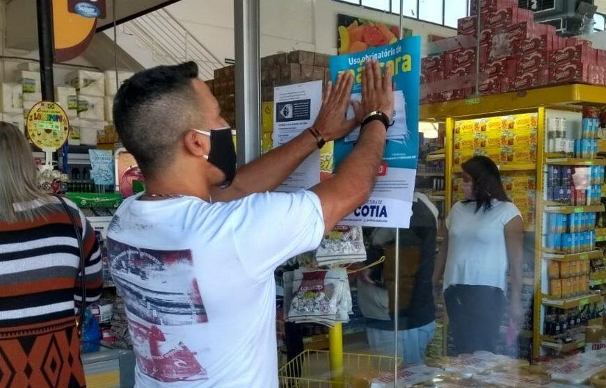 Prefeitura de Cotia fiscaliza e orienta comércios essenciais sobre uso obrigatório de máscara