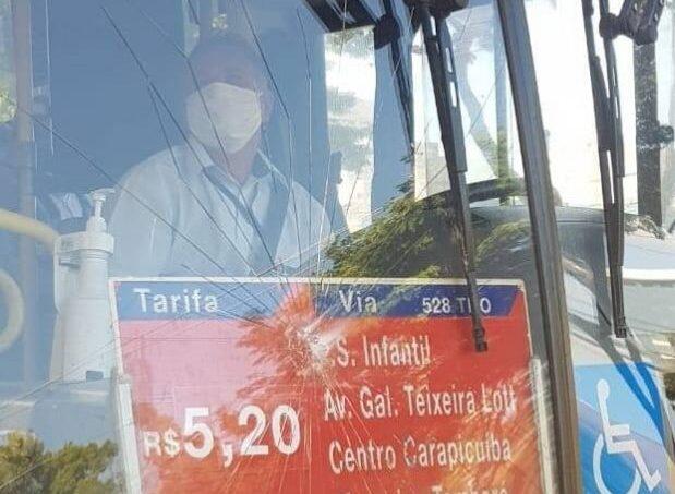 Homem sem máscara é proibido de embarcar e joga pedra no ônibus em Carapicuíba