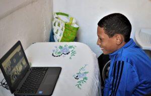 Mais de 2 mil alunos de Barueri vão receber computador e internet grátis em casa