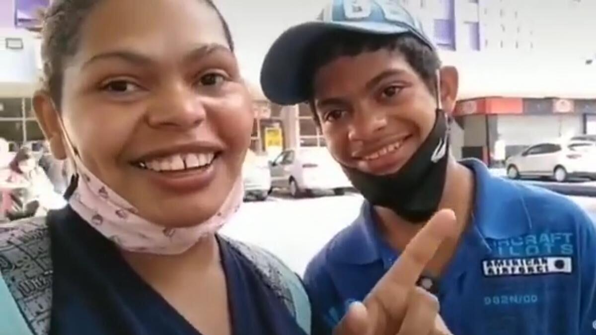 Osasquense que emocionou a internet ao presentear filho com celular está desempregada
