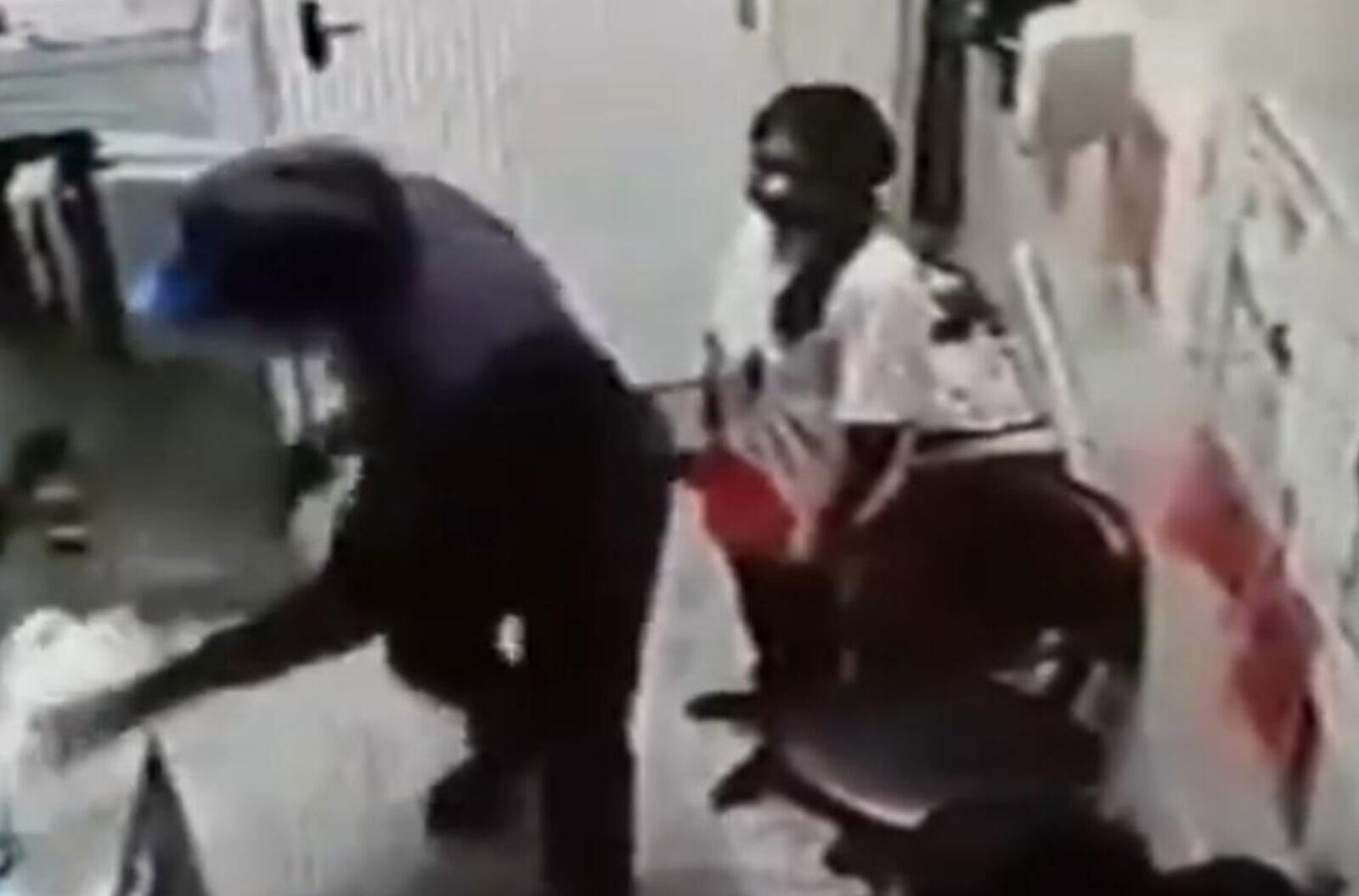 bandidos invadem supermercado em Santana de Parnaíba