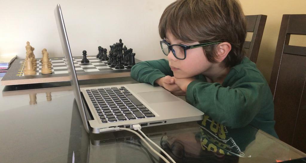 Prodígio de xadrez de 9 anos tem autorização para ficar no Reino Unido