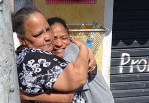 reencontro mãe e filhas barueri