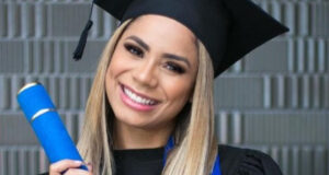 lexa se forma em marketing e comemora na web
