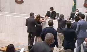 fernando-cury-isa-penna-alesp-assedio