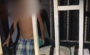 menino preso em jaula pelo pai