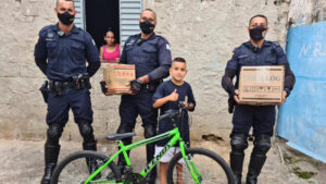 menino ganha bicicleta de GCM de jandira