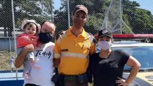 agente de trânsito conhece bebê carapicuíba
