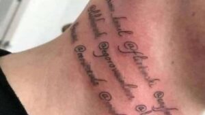 blogueiro tatua propagandas no pescoço (1)