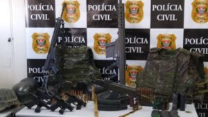 homem é preso com fuzis pistolas e coletes em cotia (1)