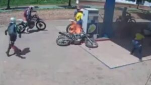 moto pega fogo abastecendo