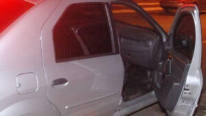 mulher pular carro em movimento