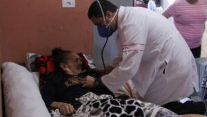 pacientes acamados recebem vacinas em casa em barueri