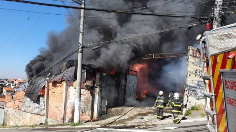 Incêndio destrói galpão de materiais recicláveis em Carapicuíba