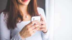 mulher celular