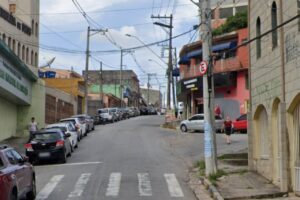 homem bate carro jandira