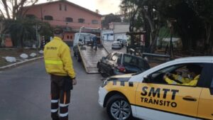 veículos abandonados carapicuíba