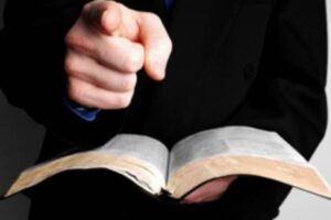 justiça pastor critica fiel
