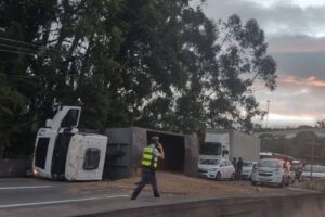 caminhão tomba raposo tavares cotia (1)