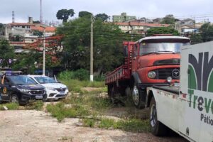 jogando entulho na rua itapevi