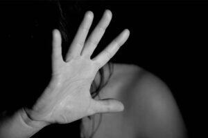 homem tenta matar mulher violência doméstica
