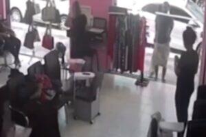 homem abaixa bermuda salão osasco (1)
