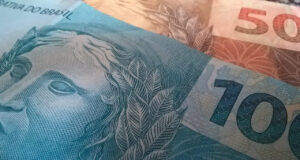 Estão abertas até o dia 13 de março as inscrições para a nova etapa do Programa Bolsa do Povo, que pagará R$ 500 mensais