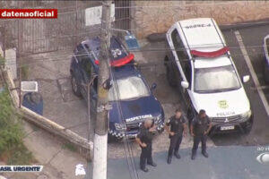 O Brasil Urgente mostrou que a GCM Carapicuíba encontrou a Casa do Crime, com drogas e armas, ao lado do cemitério.