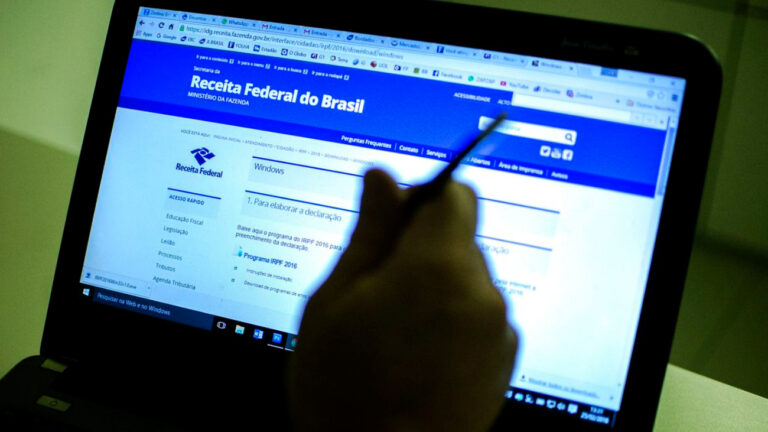 Etec de Cotia faz declaração de imposto de renda gratuitamente